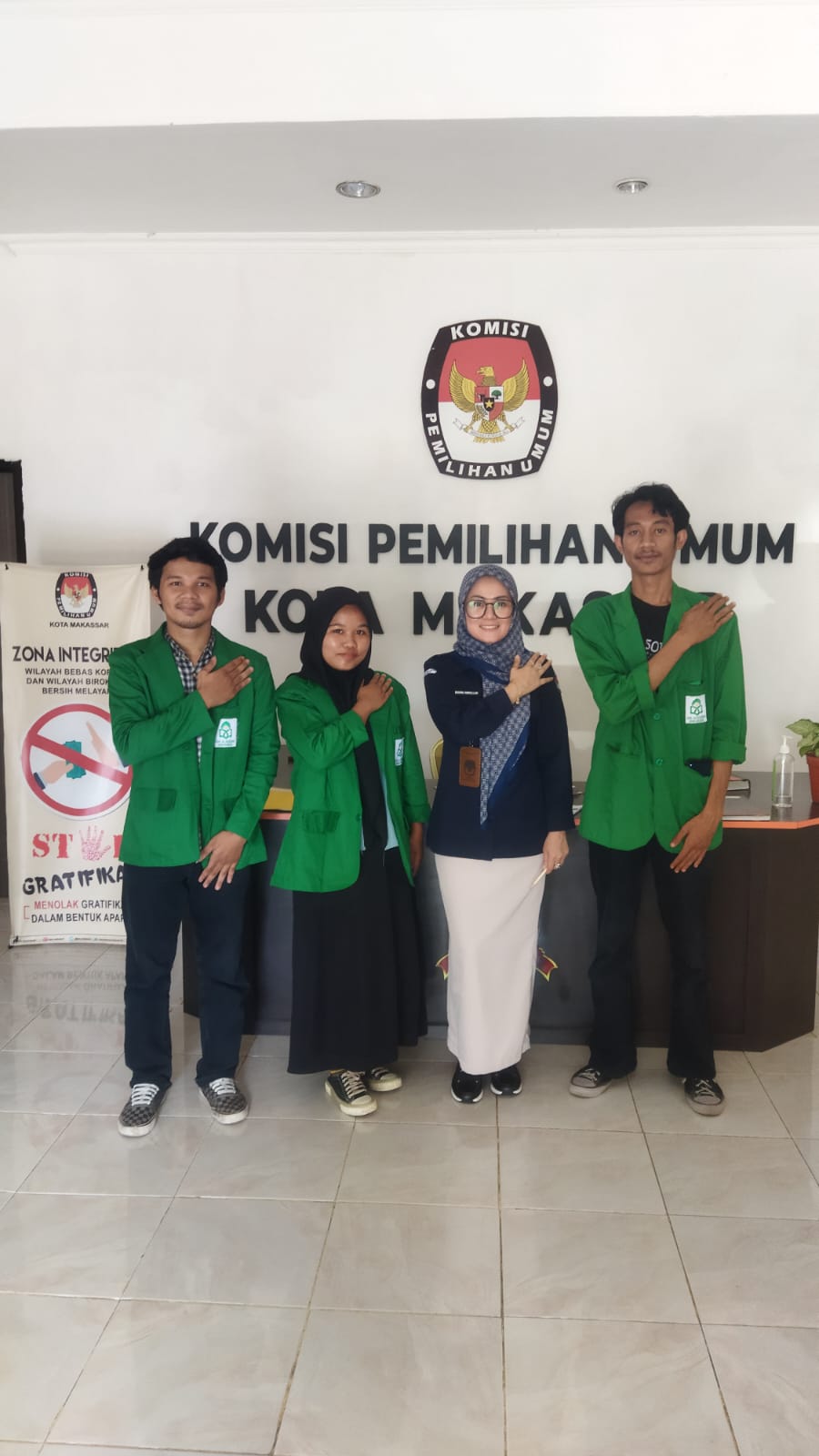 Mahasiswa Jurnalistik PPL di KPU Makassar